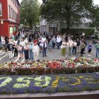 Los ciudadanos de Solingen lloran cerca de la escena del crimen y depositan flores y velas, este lunes 26 de agosto del 2024.