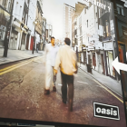 Imagen de la portada de un disco de Oasis, situada en la tienda "Sister Ray" en Soho.