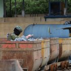 Un militar custodio carga de material mineralizado, en Camilo Ponce Enríquez, Azuay.