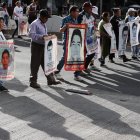 Activistas, familiares y compañeros de los 43 estudiantes desaparecidos de la Escuela Normal "Isidro Burgos" de Ayotzinapa participaron en una marcha, este lunes 26 de agosto en Ciudad de México.