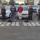 En la cajuela del auto había dos fundas plásticas con varios paquetes que contenían 15 kilos de marihuana.