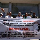 Los trabajadores del Instituto del Riñón y Diálisis San Martín, de Guayaquil, no cobran su salarios desde marzo.