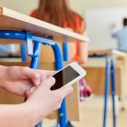 La ministra de Educación refirió que analizan suspender su uso en el aula de clases como medida de seguridad.