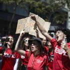 Estudiantes universitarios, profesores y trabajadores se manifiestan durante una protesta en San José.