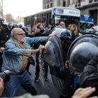 Miembros de la Policía Federal Argentina (PFA) se enfrentan con manifestantes.