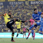 Leonai Souza de Barcelona en un remate frente a Ezequiel Piovi de Liga en el Monuemental