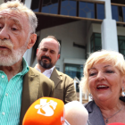 Los abogados españoles Marcos Garcia-Montes (izquierda) y Carmen Balfagón (derecha), que han colaborado en la defensa de Daniel Sancho, en las puertas de tribunal de Samui, que condenó este jueves al español a la cadena perpetua por el asesinato del colombiano Edwin Arrieta.