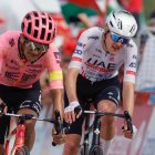 El ecuatoriano Richard Carapaz (i) en la etapa 11 de la Vuelta a España