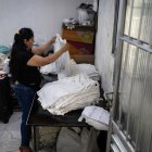 Una mujer realizando labores domésticas en la casa de sus jefes, en Sao Paulo