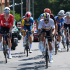 Jhonatan Narváez (d) entre el primer pelotón de ciclistas en la etapa 12 de la Vuelta a España