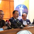 El arzobispo de Quito. Alfredo Espinoza, y el alcalde Pabel Muñoz ofrecieron más detalles del evento religioso.