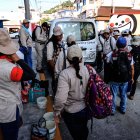 Trabajadores de la Secretaria de Salud (SSa) se preparan para una jornada de prevención de propagación del dengue.