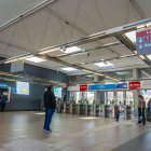 as estaciones Labrador, Recreo y Quitumbe del Metro de Quito abrirán los accesos para facilitar la conexión desde el transporte subterráneo hacia los subsistemas en superficie (Trole y Ecovía)