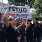 Plantón. Los agremiados a la Fetug estuvieron reclamando cerca de 3 horas en los exteriores del Municipio, pero su plantón no logró su cometido.