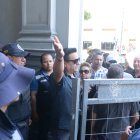 Intento. Un grupo de transportistas trató de ingresar al Concejo Cantonal, pero la seguridad se lo impidió.