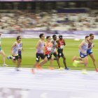 Jimmy Caicedo, cuarto binomio en competencia de derecha a izquierda, durante la prueba de los 5.000 metros planos, categoría T11.