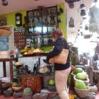 En toda el área se cuenta una historia ancestral mediante el arte y las vestimentas.