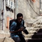 El fotógrafo “Buscapé”, llamado Rocket en el doblaje, es interpretado por el actor Alexandre Rodrigues.