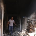 Un palestino inspecciona los daños tras una incursión militar israelí en el campo de refugiados de Nur Shams.