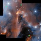 Imagen de la nebulosa  NGC1333 tomada por el telescopio espacial James Webb, en la que se observan tres de los seis objetos interestelares con masa planetaria hallados por un estudio y marcados en la foto con una cruz verdeCRÉDITOESA/Webb, NASA & CSA, A. Scholz, K. Muzic, A. Langeveld, R. Jayawardhana
