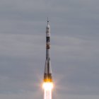 En la imagen de archivo, varios fotógrafos captan instantáneas del lanzamiento del Soyuz TMA-18M en el cosmódromo de Baikonur (Kazajistán). EFE/Sergei Ilnitsky