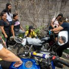 Mujeres en un curso sobre mecánica básica para motorizadas en Petare, la barriada más grande de Caracas.