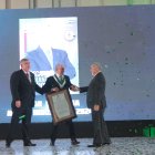 La Cámara de Industrias de Guayaquil galardona a Óscar Orrantia.