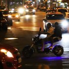 En zonas como la calle 29, en el suburbio, se evidencia el incumplimiento de la normativa que prohíbe la circulación de dos hombres en moto entre las 19:00 y 05:00.