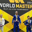 Andrés Alvarado, campeón mundial peso pluma cinturón violeta.