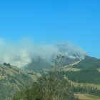 En un nuevo lugar se reactivo el incendio forestal en el que los bomberos trabajan.