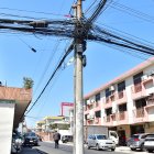 Los postes tienen cables de electricidad y telecomunicaciones.