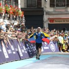 El ecuatoriano Joaquín López cuando cruzaba tercero la meta del Ultratrail de Mont Blanc.