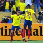 Cristian Ramírez (i) en partido con la selección ecuatoriana de fútbol