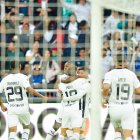 Jugadores de Liga  de Quito celebran los goles anotados ante Barcelona en el Rodrigo Paz