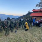 Militares se unieron a las labores de extinción del incendio forestal.