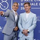 Los actores George Clooney y Brad Pitt posan ante la prensa del Festival de Venecia en la promoción de su película Wolf