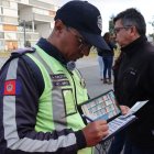 Citación. Los agentes solicitan la cédula y matrícula  del infractor y le entregan la notificación. El conductor tiene tres días para impugnar la sanción emitida.