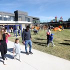 Modelo. Los padres de familia aseguran que las áreas verdes y juegos didácticos son parte de los atractivos que ofrecen los planteles del Valle.