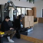 Tecnología.- Un brazo robótico desarrollado por la empresa emergente GENBA este martes, en Montevideo (Uruguay). Brazos robóticos que automatizan el paletizado de mercancías o motos eléctricas que se recargan en dos minutos son algunos de los desarrollos de startups latinoamericanas que la aceleradora Newlab destaca como "muy impresionantes" y con potencial para acceder al mercado de Estados Unidos. EFE/ Alejandro Prieto