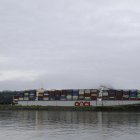 Comercio. Un buque transita por el  Canal de Panamá luego de que se superó la sequía.