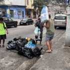 Desaseo. Los moradores de la ciudadela Martha de Roldós no respetan los horarios. Hay basura en diversos tramos de las calles principales.