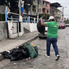 Prohibido. La basura no debe ser colocada ni en la calle ni en parterres ni en áreas verdes; estas deben estar al pie de las casas o sacarlas cuando pase Urvaseo.