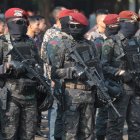 Policías antiterroristas en el cuartel general militar de Indonesia en Yakarta.