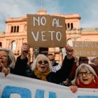 Decenas de jubilados participaron la semana pasada en manifestciones contra el veto anunciado por el presidente de Argentina.