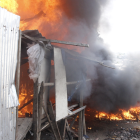 Policía incendia guarida de delincuentes en Nueva Prosperina y fuego se extiende a casa vecina.