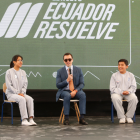 El presidente Daniel Noboa, con alumnos de la Unidad Educativa Cutuglagua, en Quito. Lo acompañan Alegría Crespo y María José Pinto.