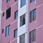 Las afectaciones más graves fueron a los ventanales del departamento.