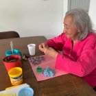 Los adultos mayores participan de actividades lúdicas.