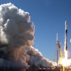 Fotografía de archivo de un cohete que despega en el Centro Espacial Kennedy de la NASA en Cabo Cañaveral (EE. UU.).
