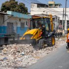 Se recogen los escombros en los tramos intervenidos previo a la compactación de terreno y colocación de hormigón.